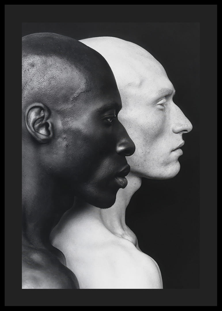 Poszter egy fekete-fehér férfi fényképével, amely az egységet és a különbséget szimbolizálja-12