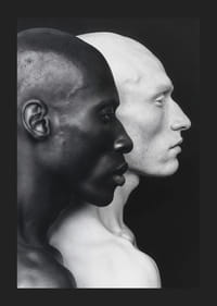 Poszter egy fekete-fehér férfi fényképével, amely az egységet és a különbséget szimbolizálja-1