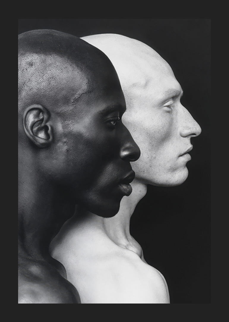 Poszter egy fekete-fehér férfi fényképével, amely az egységet és a különbséget szimbolizálja-12