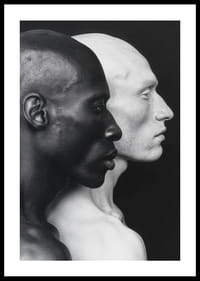 Poszter egy fekete-fehér férfi fényképével, amely az egységet és a különbséget szimbolizálja-2