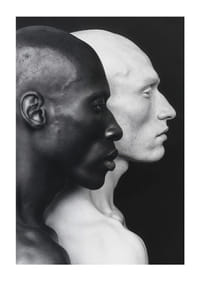 Poszter egy fekete-fehér férfi fényképével, amely az egységet és a különbséget szimbolizálja-3