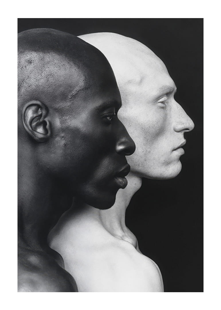 Poszter egy fekete-fehér férfi fényképével, amely az egységet és a különbséget szimbolizálja-12