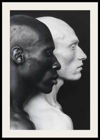 Poszter egy fekete-fehér férfi fényképével, amely az egységet és a különbséget szimbolizálja-4