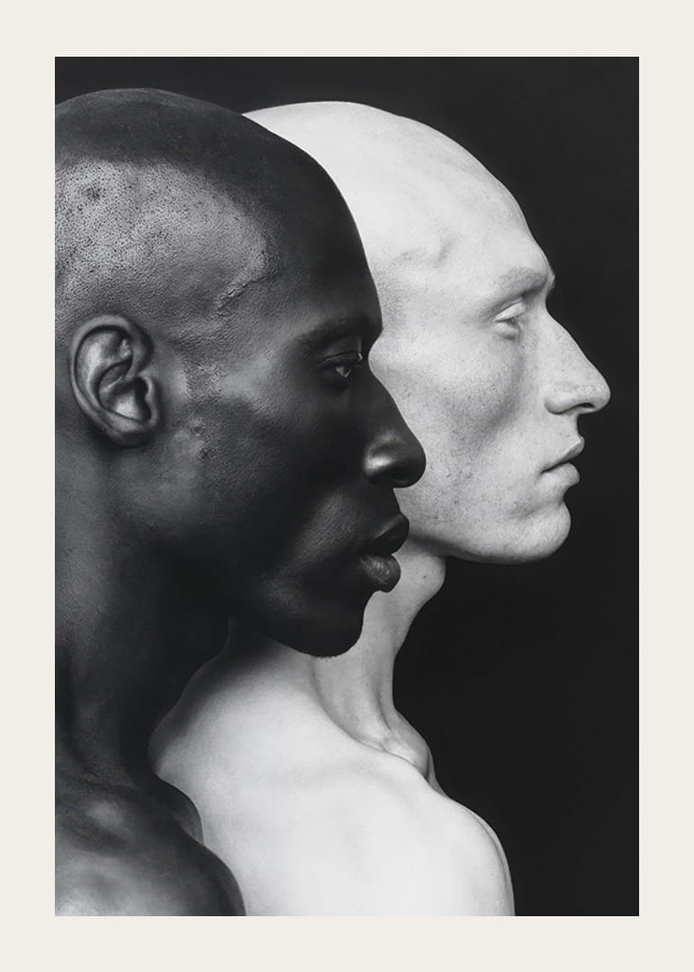 Poszter egy fekete-fehér férfi fényképével, amely az egységet és a különbséget szimbolizálja-12