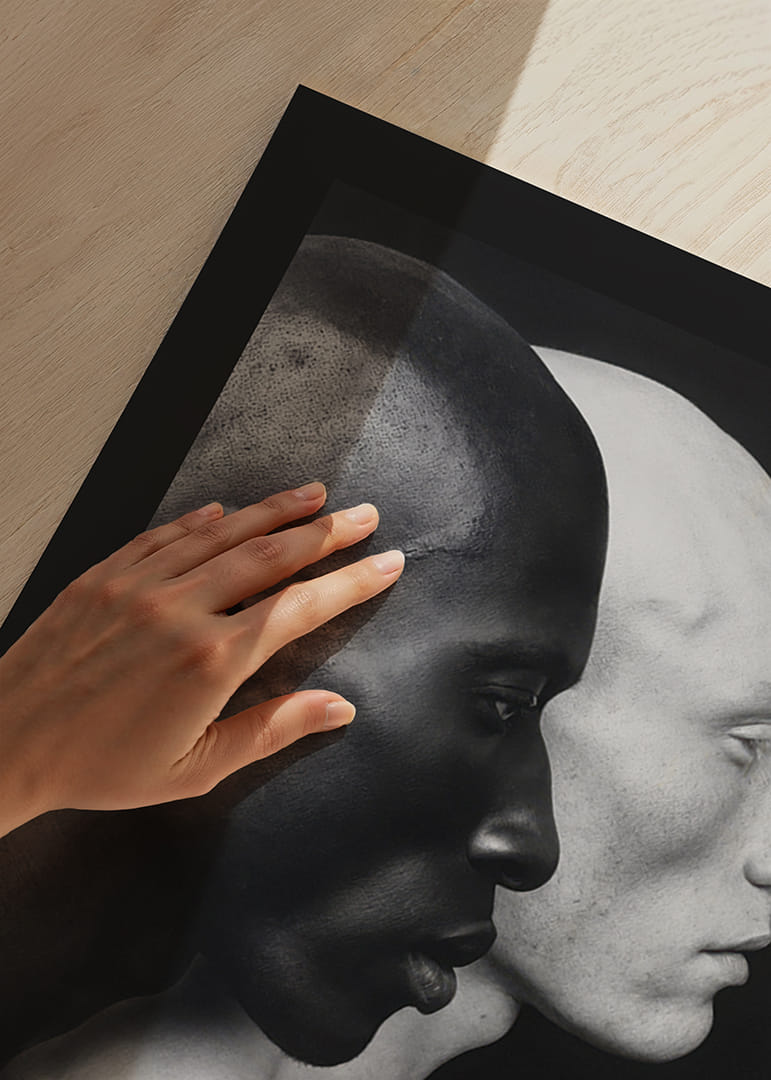 Poszter egy fekete-fehér férfi fényképével, amely az egységet és a különbséget szimbolizálja-12