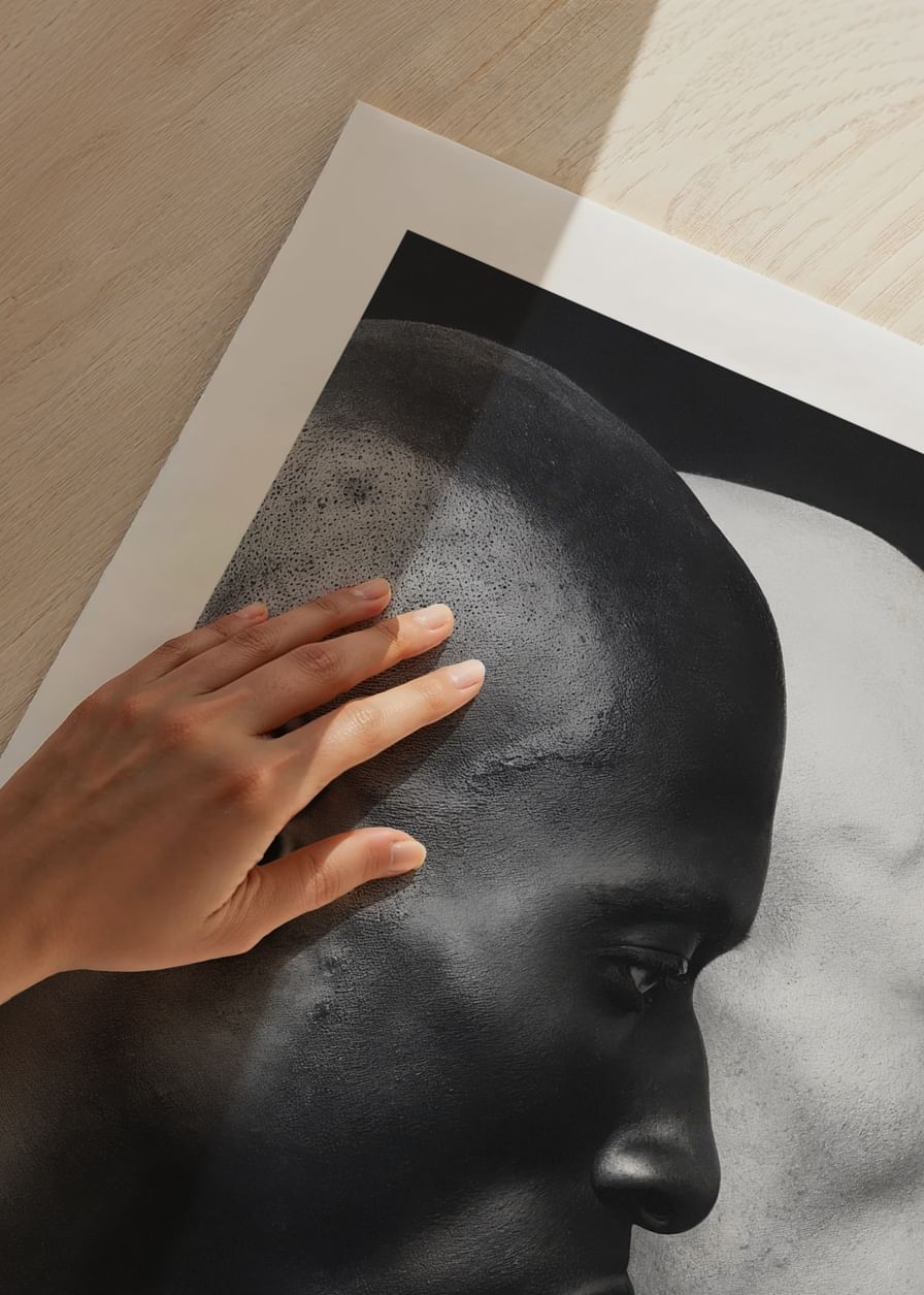 Plakat med et fotografi af en sort og en hvid mand, der symboliserer enhed og forskellighed-12