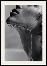 Svartvit poster med ett sensuellt fotografi på en modell med rinnande vatten-2