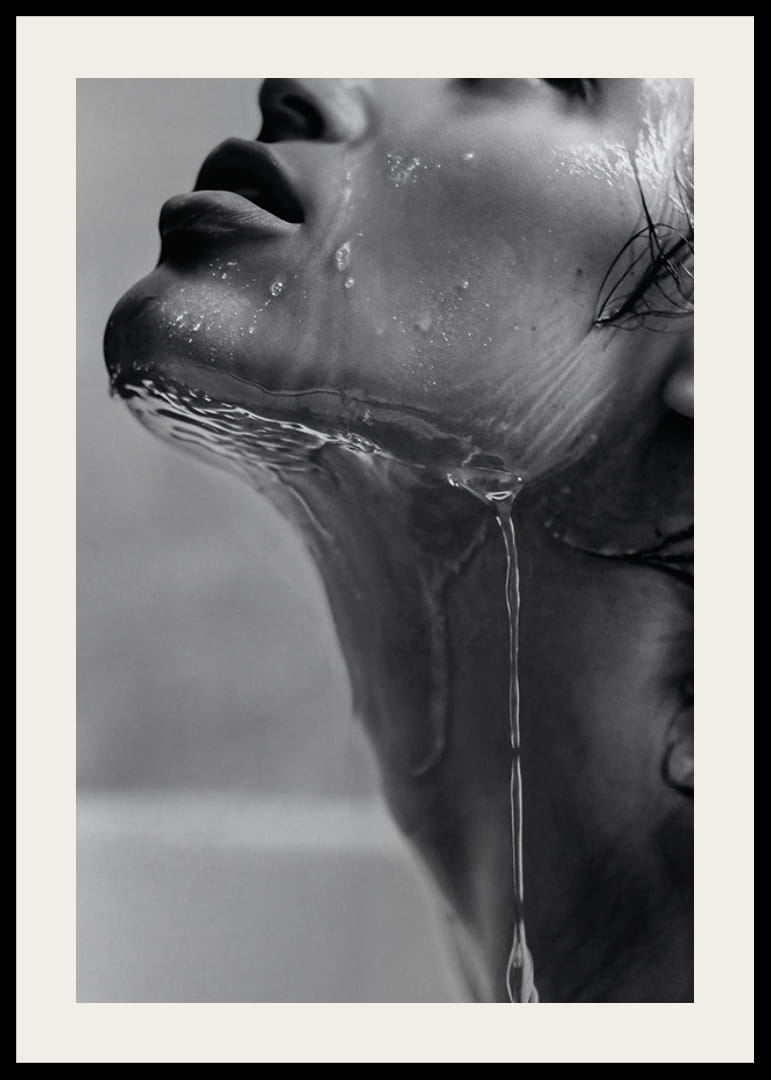 Svartvit poster med ett sensuellt fotografi på en modell med rinnande vatten-12