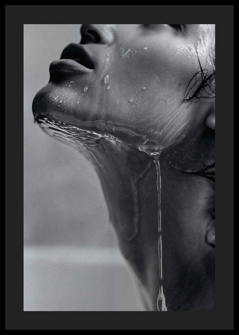 Svartvit poster med ett sensuellt fotografi på en modell med rinnande vatten-12