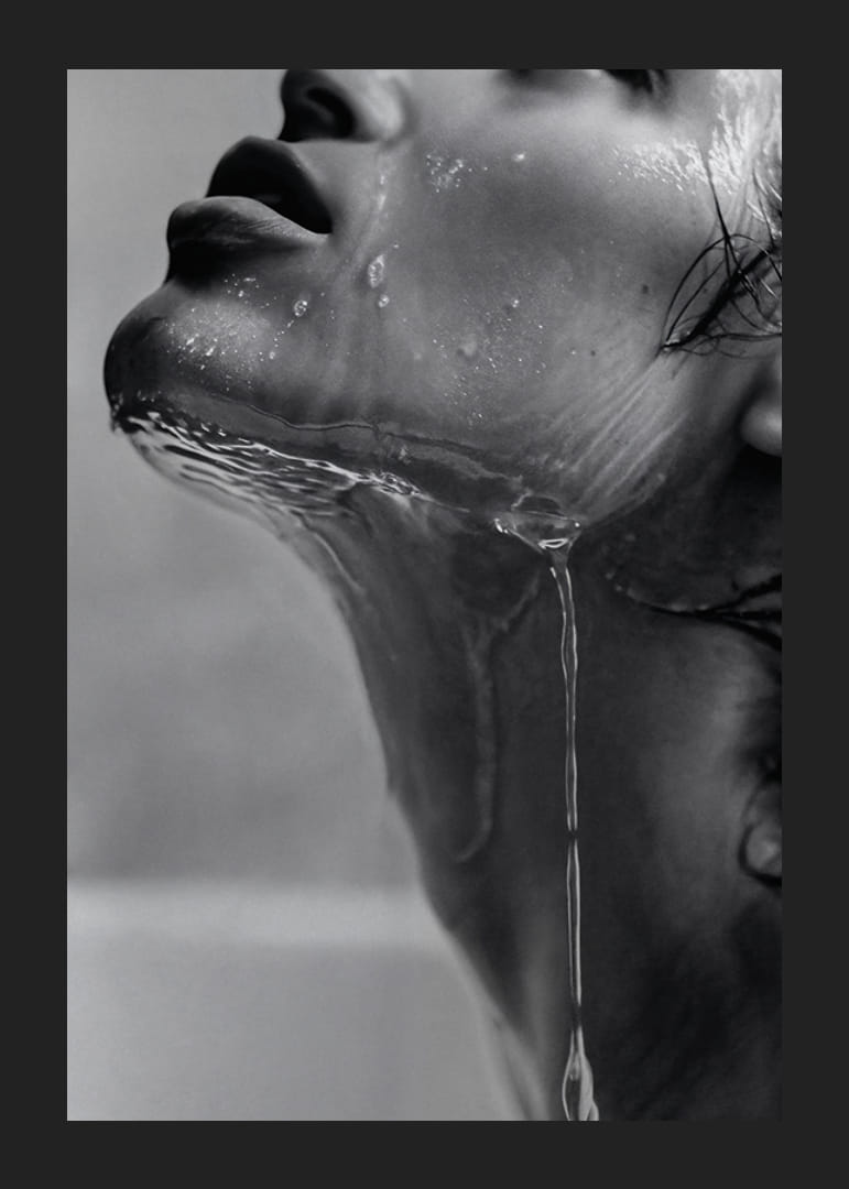 Svartvit poster med ett sensuellt fotografi på en modell med rinnande vatten-12