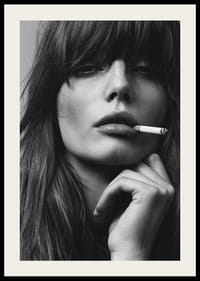 Svartvit poster med ett fotografi på en ung modell med attityd-2