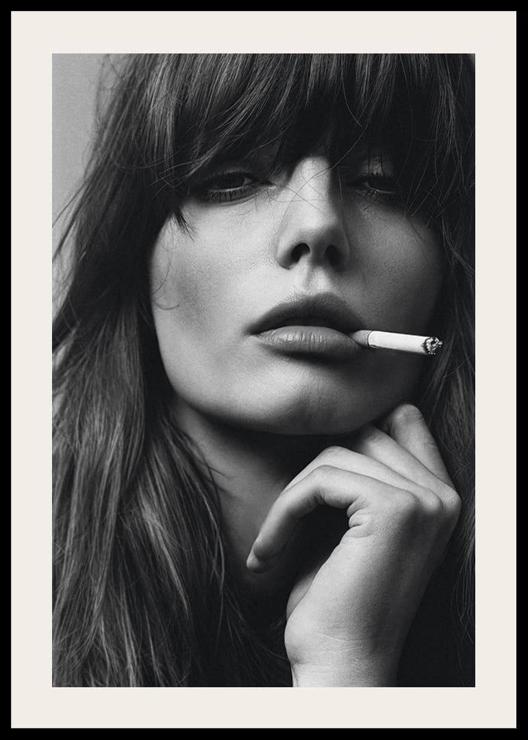 Svartvit poster med ett fotografi på en ung modell med attityd-12