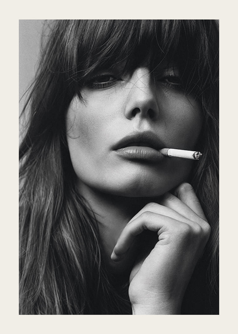 Svartvit poster med ett fotografi på en ung modell med attityd-12
