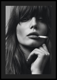 Svartvit poster med ett fotografi på en ung modell med attityd-4