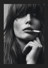 Svartvit poster med ett fotografi på en ung modell med attityd-5