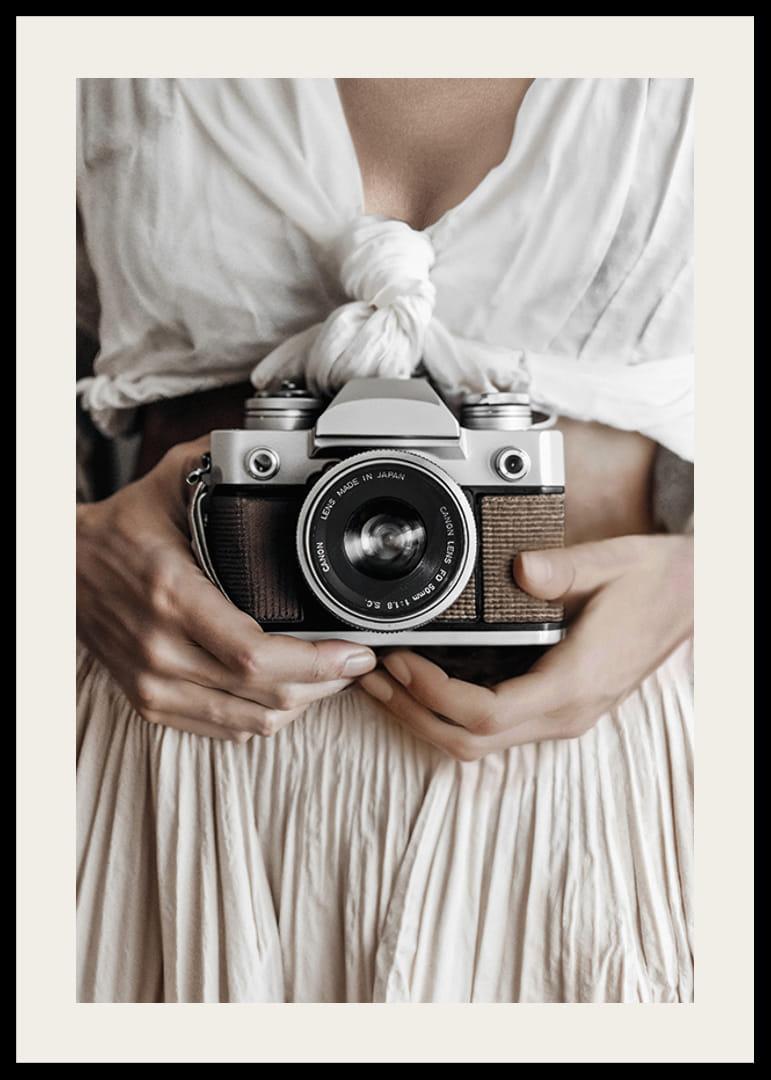 Plakāts ar kameras fotogrāfiju, kas tver mūžīgu nostalģijas sajūtu-12