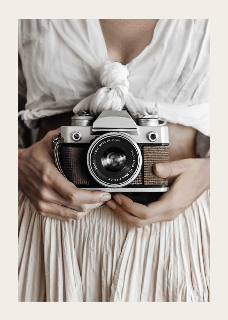 Plakāts ar kameras fotogrāfiju, kas tver mūžīgu nostalģijas sajūtu-12