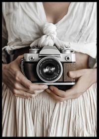 Poster cu o fotografie a unui aparat de fotografiat care surprinde un sentiment atemporal de nostalgie-2