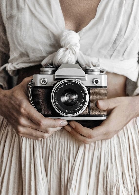 Poster cu o fotografie a unui aparat de fotografiat care surprinde un sentiment atemporal de nostalgie-12