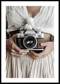 Poster cu o fotografie a unui aparat de fotografiat care surprinde un sentiment atemporal de nostalgie-0