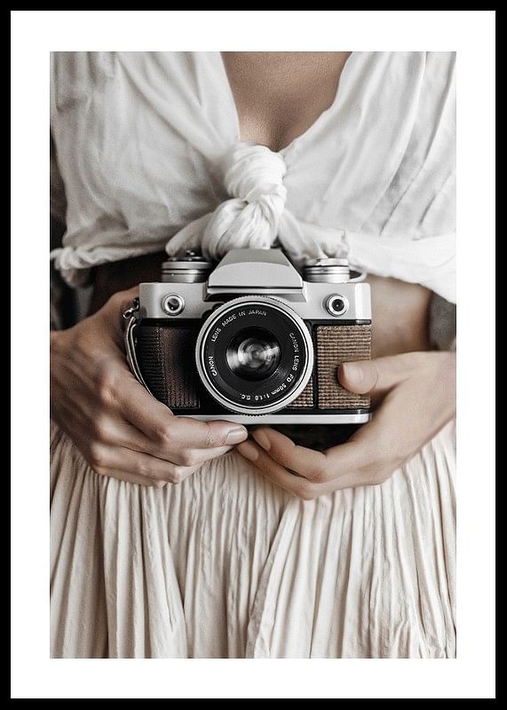 Poster cu o fotografie a unui aparat de fotografiat care surprinde un sentiment atemporal de nostalgie-12