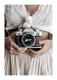 Poster cu o fotografie a unui aparat de fotografiat care surprinde un sentiment atemporal de nostalgie-1