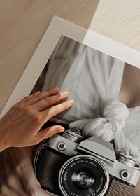 Poster cu o fotografie a unui aparat de fotografiat care surprinde un sentiment atemporal de nostalgie-5
