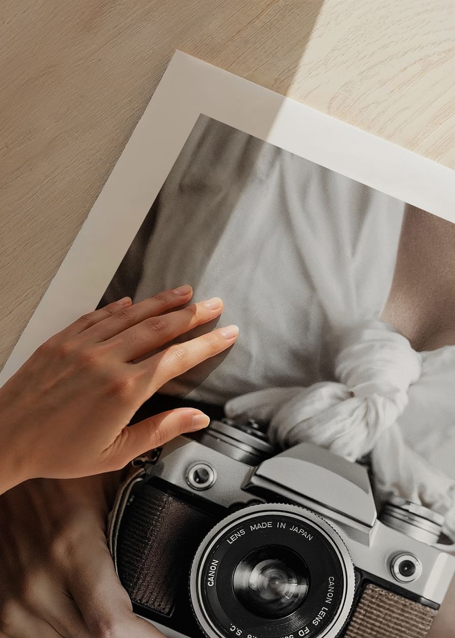 Poster cu o fotografie a unui aparat de fotografiat care surprinde un sentiment atemporal de nostalgie-12