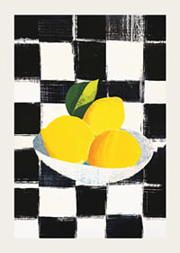 Poster med en målning av citroner mot en svartvit-rutig bakgrund-3