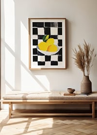 Poster med en målning av citroner mot en svartvit-rutig bakgrund-8