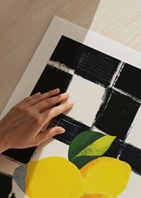 Poster med en målning av citroner mot en svartvit-rutig bakgrund-9