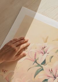 Un poster cu crini roz în floare pe un fundal pastel moale -5