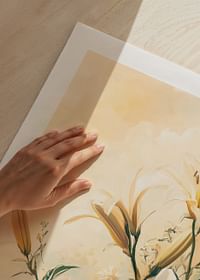 Un poster cu crini în plină floare, înconjurat de tonuri pastelate armonioase-5