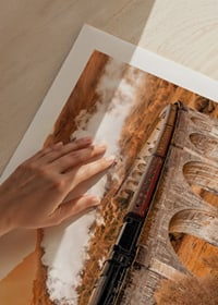 Poster met een afbeelding van een trein op een brug in een herfstlandschap-9