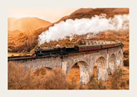 Poster met een afbeelding van een trein op een brug in een herfstlandschap-3