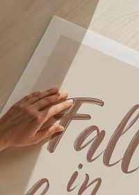Poster cu o ilustrare tipografică a textului „Îndrăgostești”-5