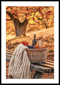Poster med en bild på en picknick-korg med vin och druvor i höstmiljö-0