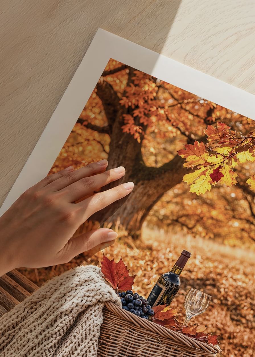 Afiș cu imaginea unui coș de picnic cu vin și struguri într-un cadru de toamnă-12