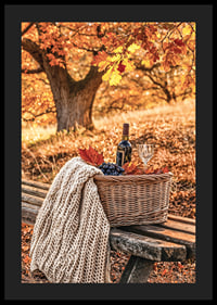 Poster med en bild på en picknick-korg med vin och druvor i höstmiljö-4