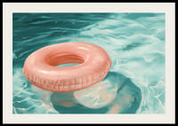 Poszter, amelyen egy puha rózsaszín tónusú úszógyűrű látható, amely kristálytiszta vízen lebeg-2