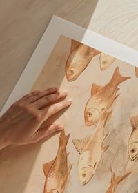 Een poster met vissen in zachte, aardse tinten die harmonieus door het water bewegen-5