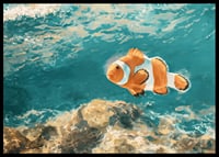 Une affiche d'un charmant poisson-clown nageant dans l'eau cristalline-6
