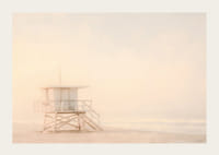 Un afiș cu un turn de salvamar singuratic învelit în ceață moale de mare-3