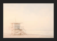 Un afiș cu un turn de salvamar singuratic învelit în ceață moale de mare-5