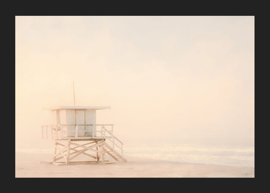 Un afiș cu un turn de salvamar singuratic învelit în ceață moale de mare-12