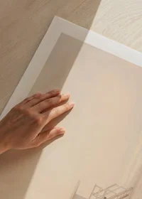 En poster med ett ensamt livräddartorn insvept i mjuk havsdimma-9