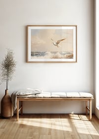 En poster av en mås i flykt över havets skummande vågor-8