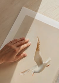 En poster av en mås i flykt över havets skummande vågor-9