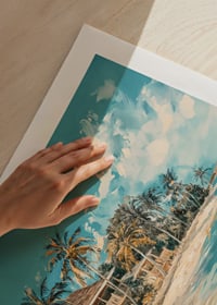 En livfull poster med vajande palmer, strandvillor och turkost hav-9