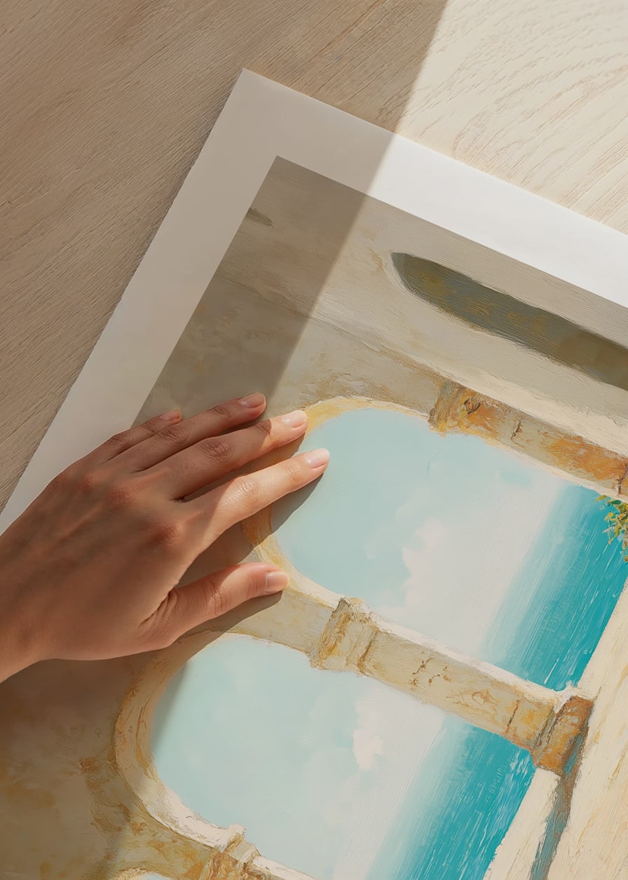 Ein Poster mit sonnenbeschienenen Steinbögen und einem atemberaubenden Blick auf das glitzernde Meer-12